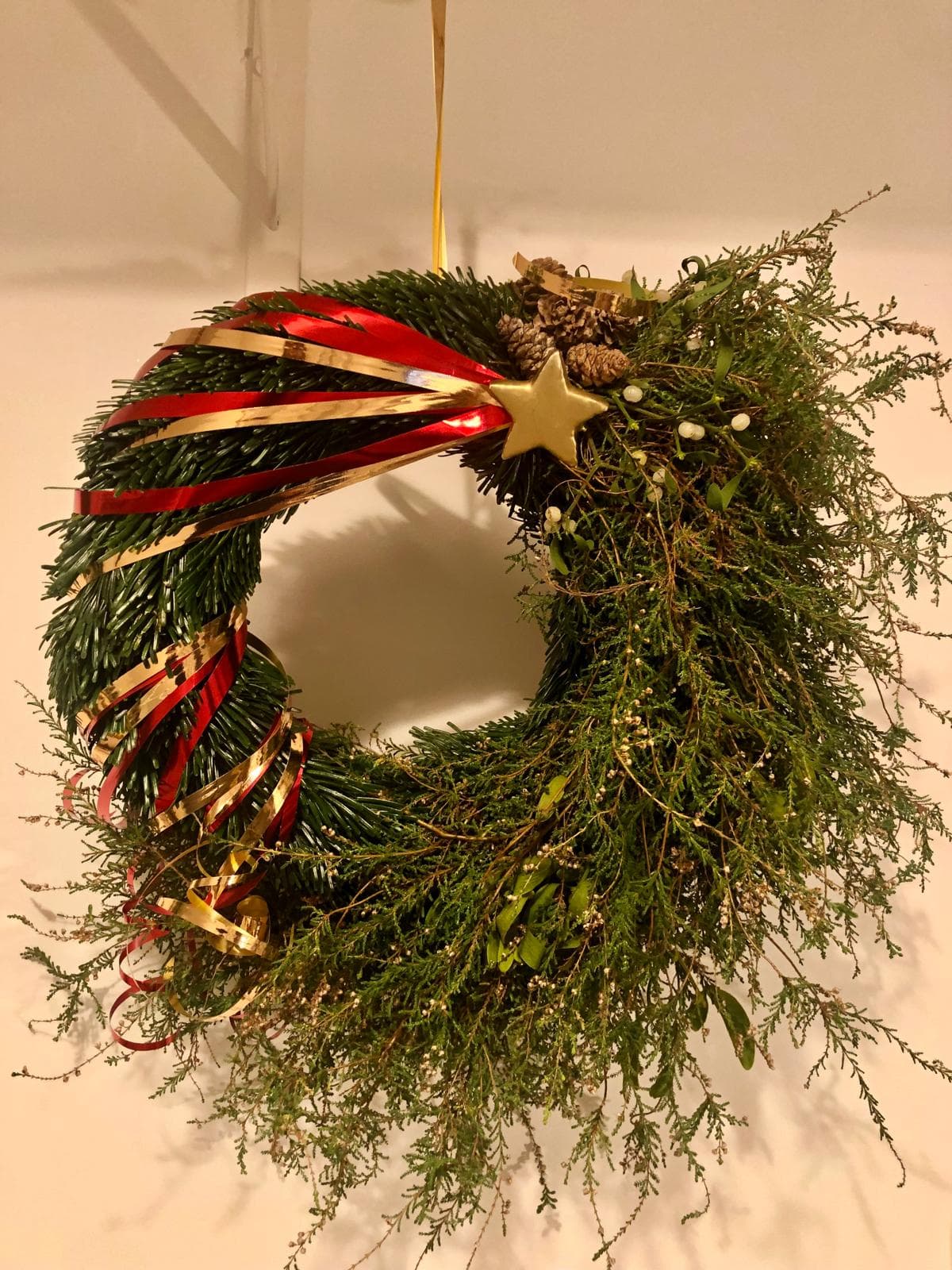 couronne en sapin et bruyère sauvage sur laquelle file une étoile
