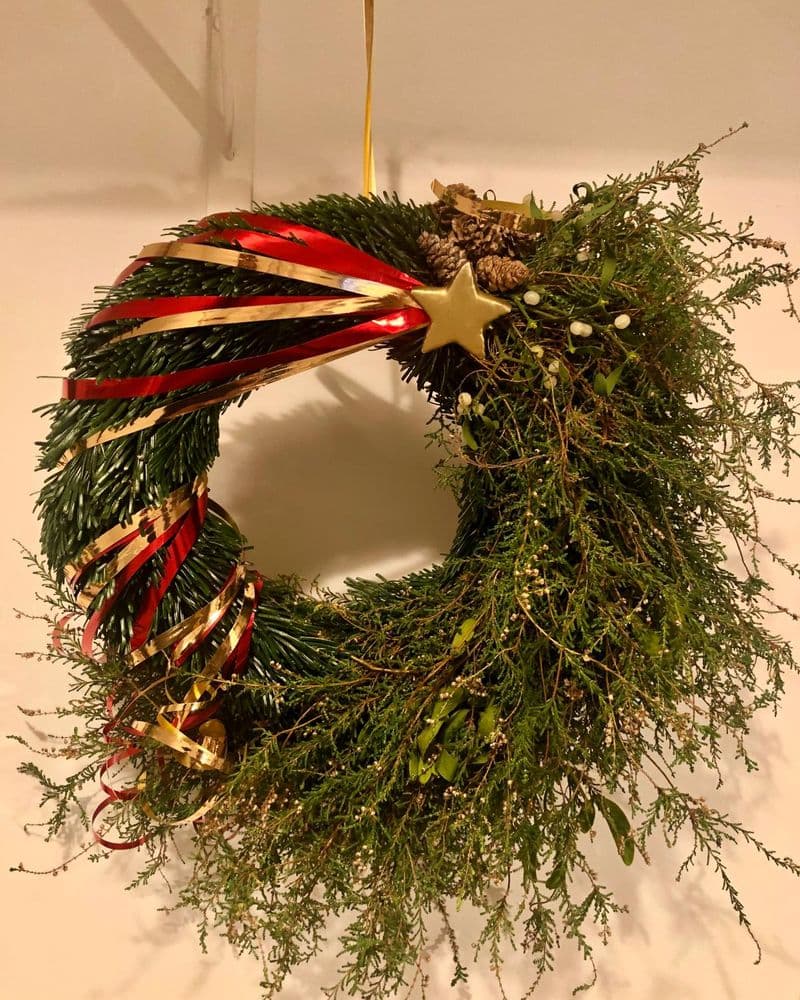 couronne en sapin et bruyère sauvage sur laquelle file une étoile