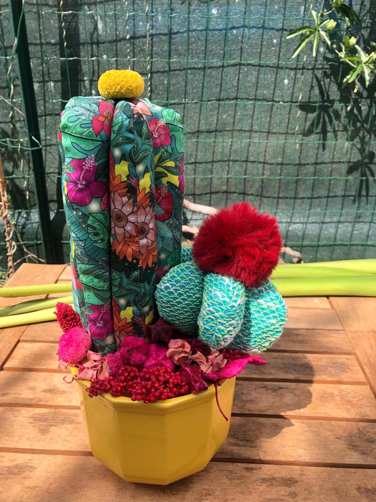 Cactus en tissus de créatrice et flore sauvage teintée