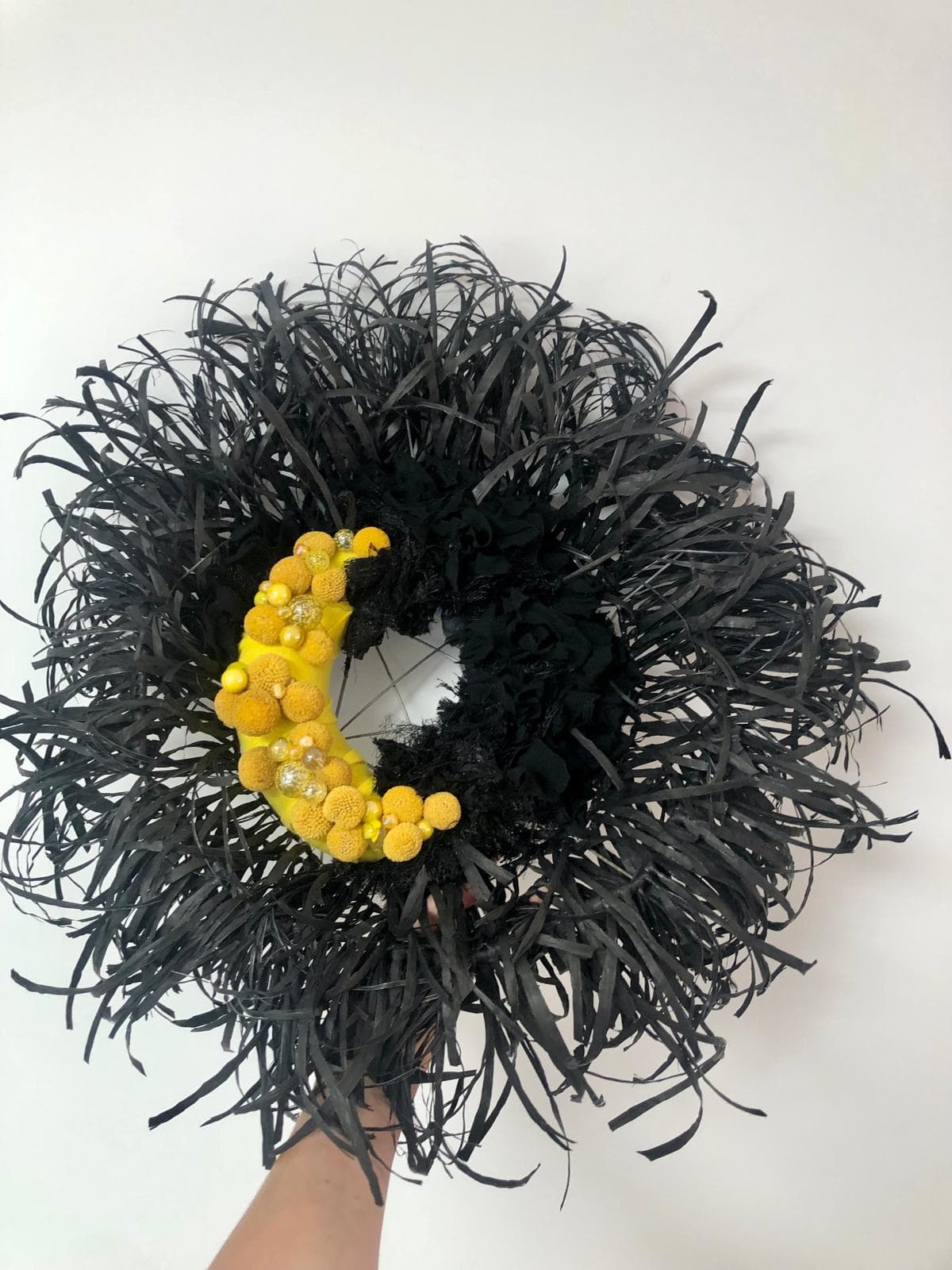 couronne de sisal, tissuvoile noir, feutrine jaune, craspedia, billes