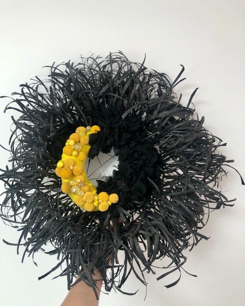couronne de sisal, tissuvoile noir, feutrine jaune, craspedia, billes
