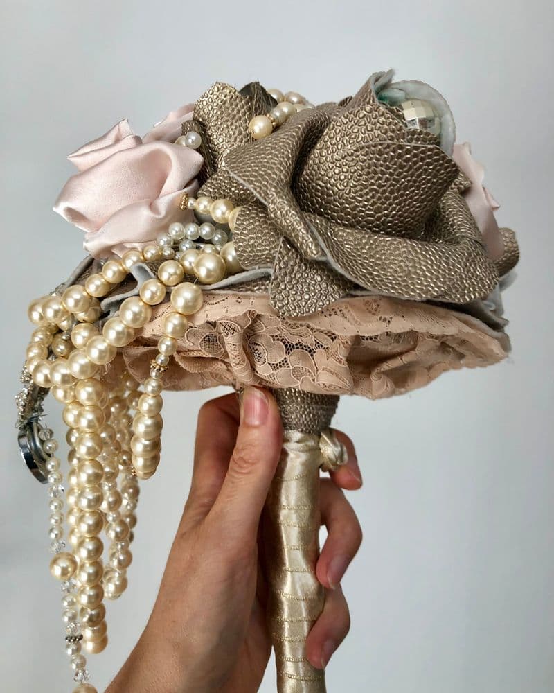 Bouquet de fleurs textiles, dentelle et perles