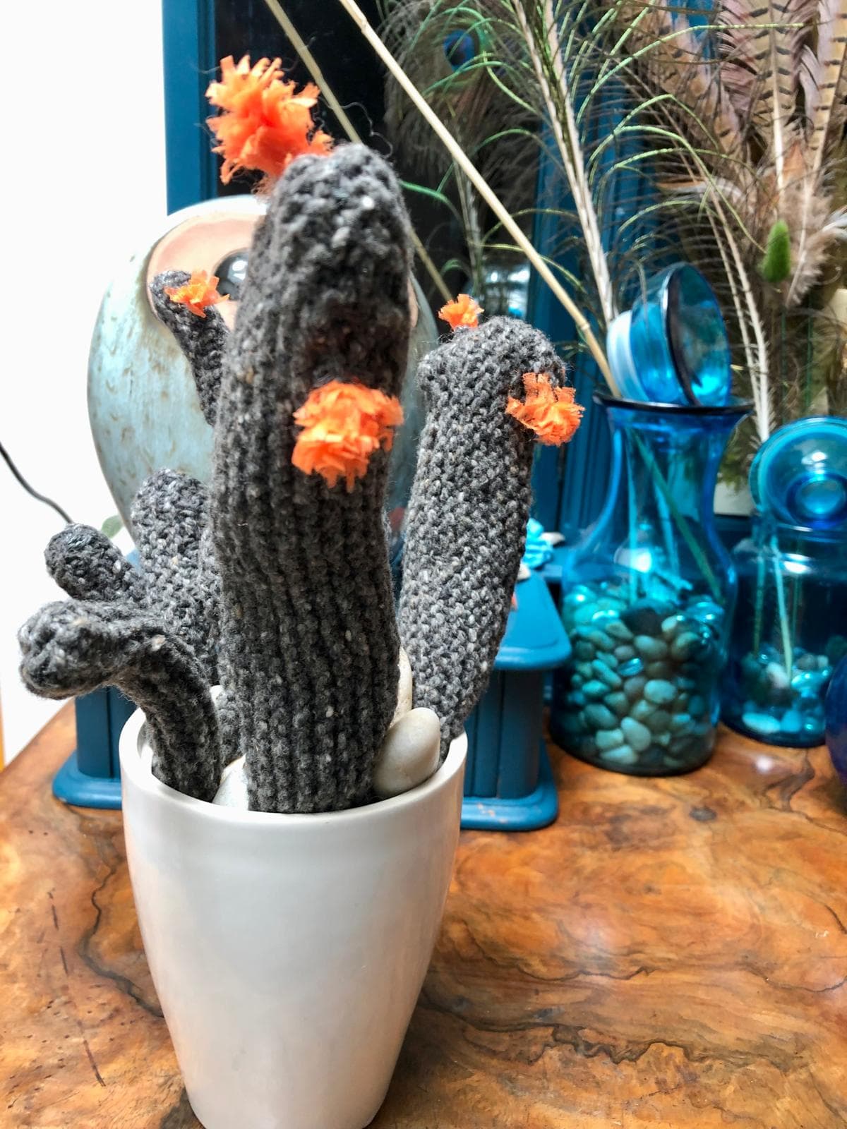 cactus laine grise et papier de soie orange