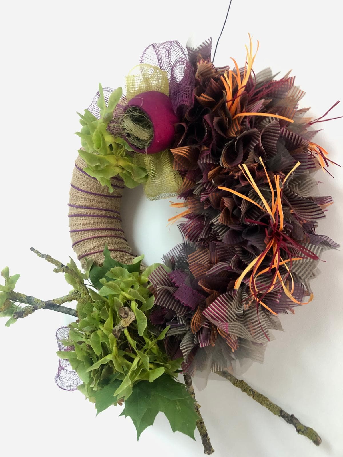 couronne avec samares, tissus de voilage maison, branche de noyer