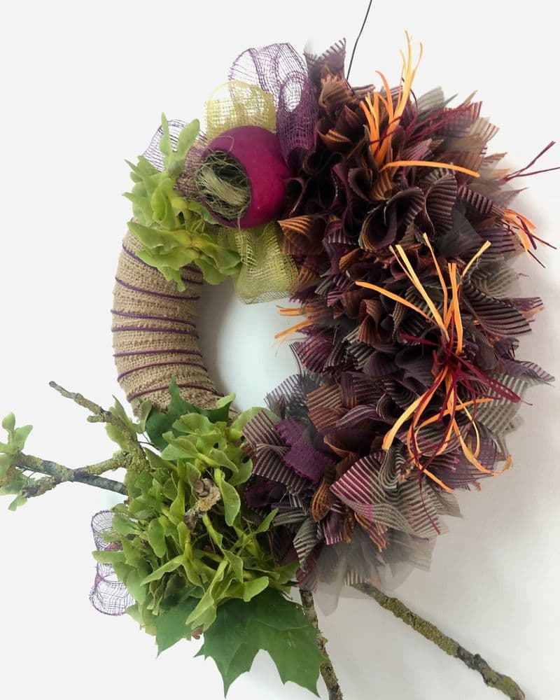 couronne avec samares, tissus de voilage maison, branche de noyer