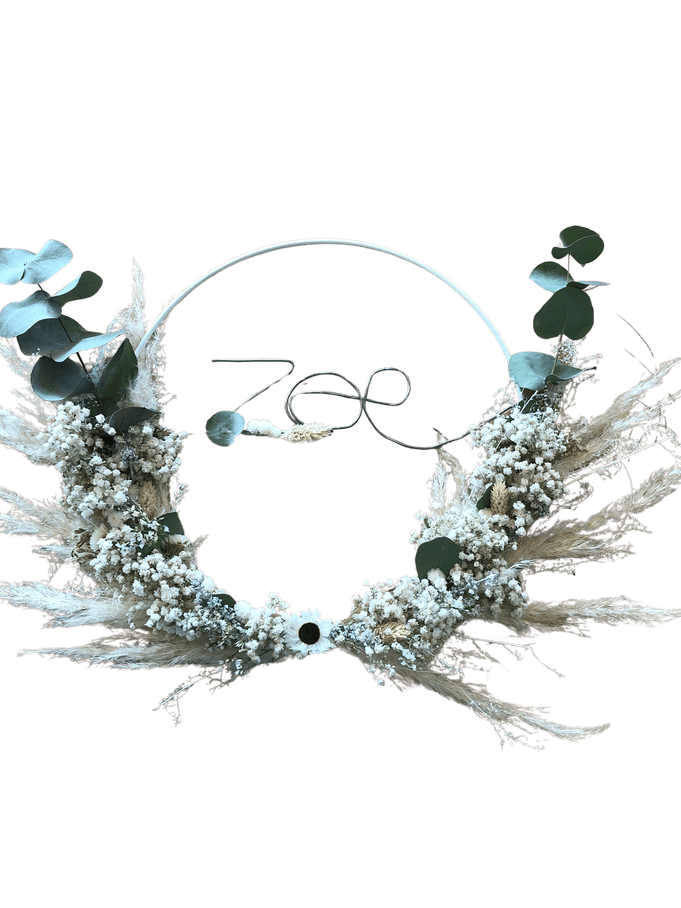 Couronne de fleurs séchées avec le prénom Zoé