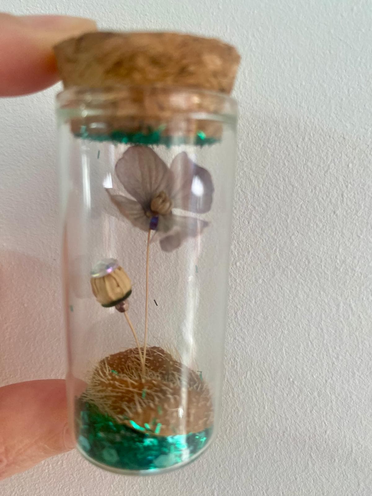 fleur aux pétales d'hydrangea sur mer pailletée