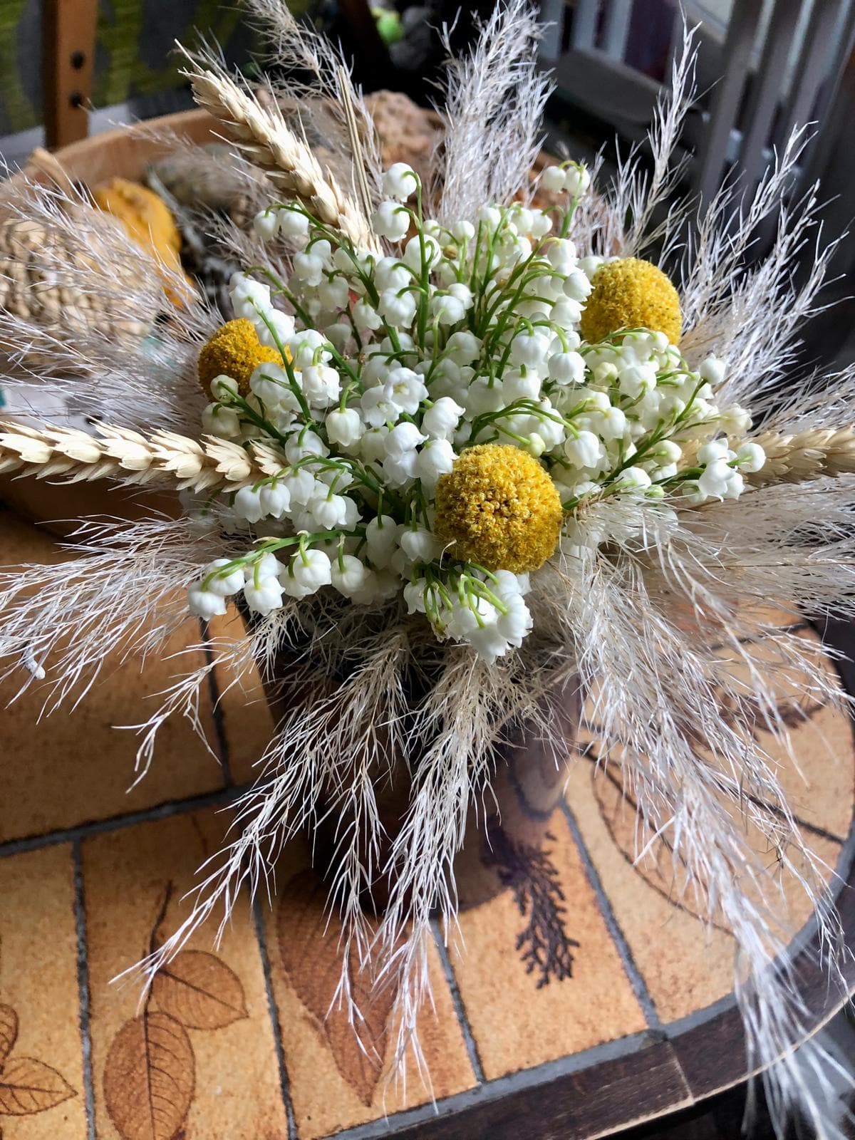 Bouquet de brins de muguet, pampa, epis de blé et craspédia