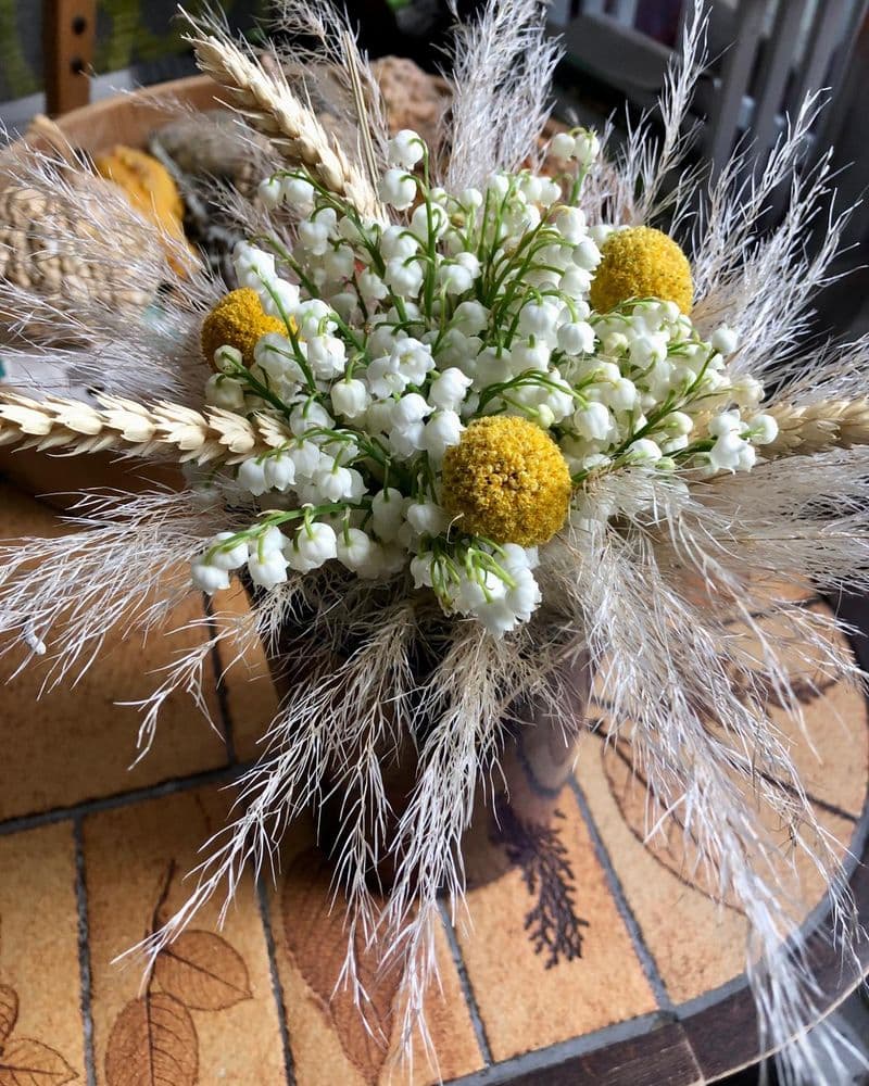 Bouquet de brins de muguet, pampa, epis de blé et craspédia
