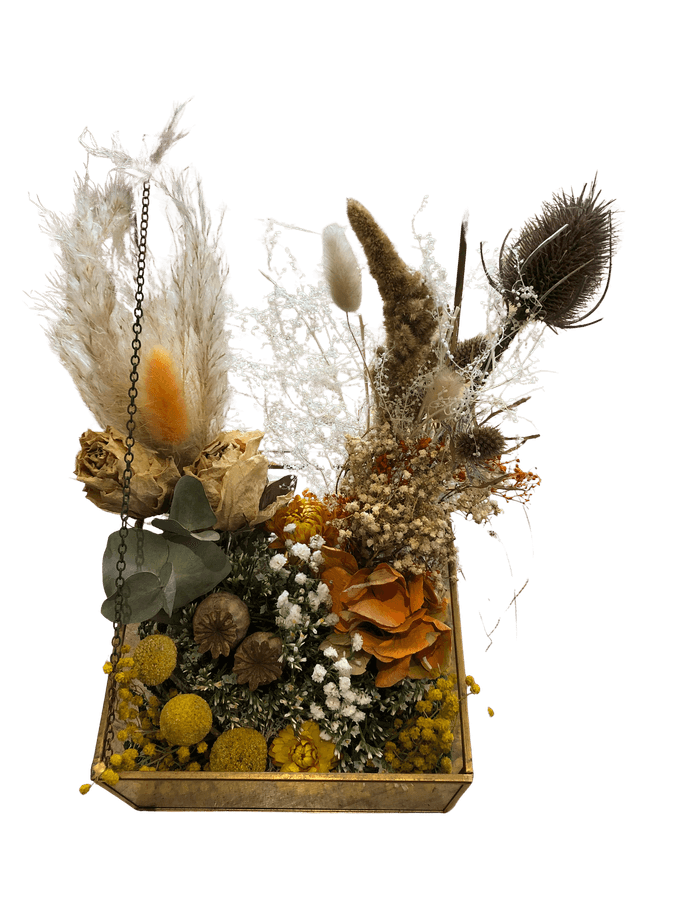 Composition de fleurs séchées dans un plateau doré