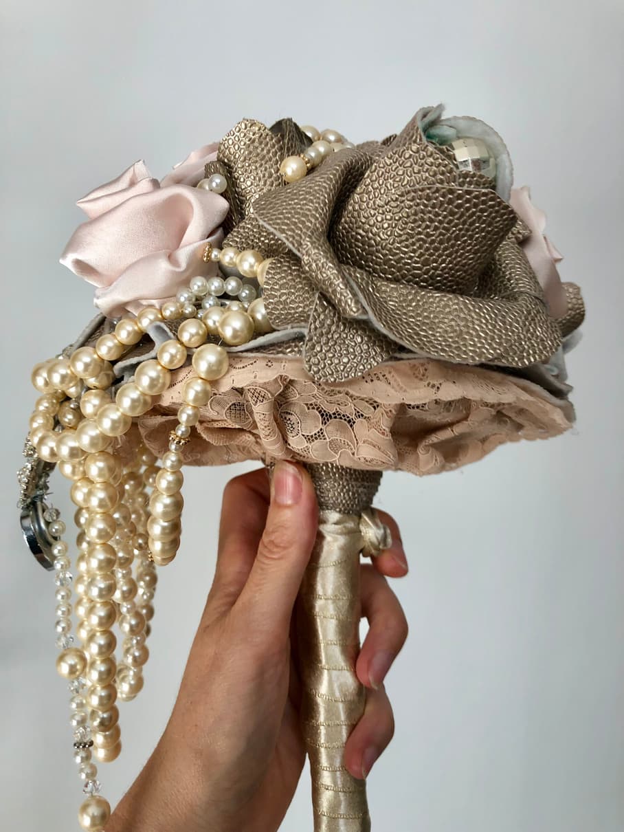 Bouquet de fleurs textiles, dentelle et perles